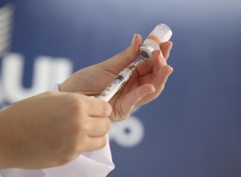 Saúde anuncia antecipação de 4 milhões de doses de Oxford pelo consórcio Covax